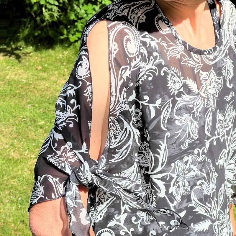 Chiffon med paisley inspireret print på sort bund - KreStoffer