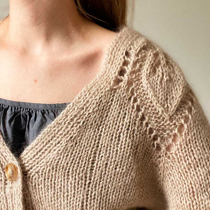 Strikkekit Chunky Dahlia V-neck cardigan fra Le knit