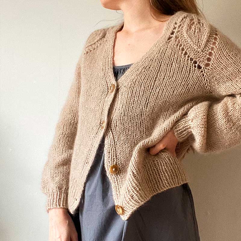 Strikkekit Chunky Dahlia V-neck cardigan fra Le knit