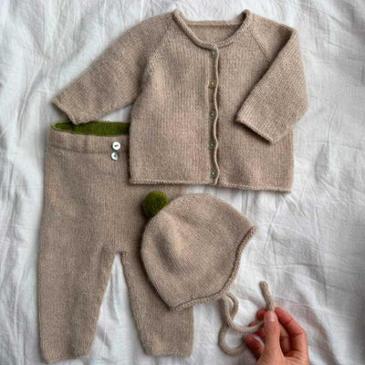Cleo Baby Set fra PetiteKnit (Opskrift i fysisk papirudgave)