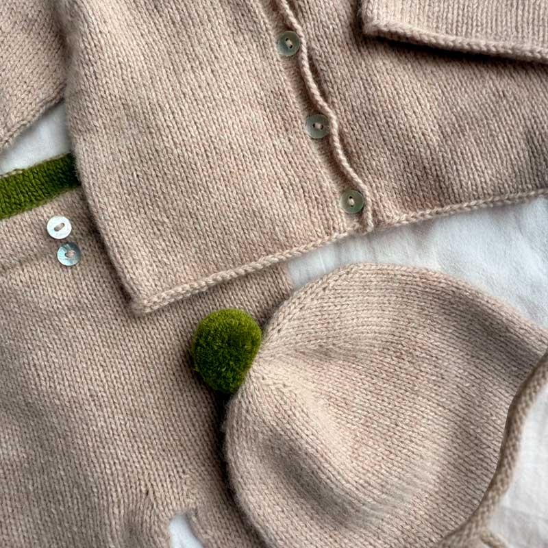 Cleo Baby Set fra PetiteKnit (Opskrift i fysisk papirudgave)