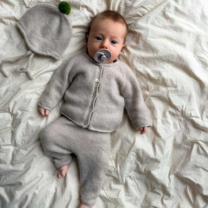 Cleo Baby Set fra PetiteKnit (Opskrift i fysisk papirudgave)