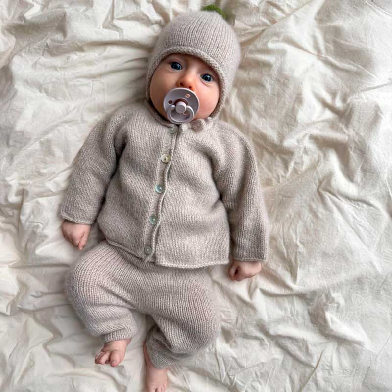 Cleo Baby Set fra PetiteKnit (Opskrift i fysisk papirudgave)