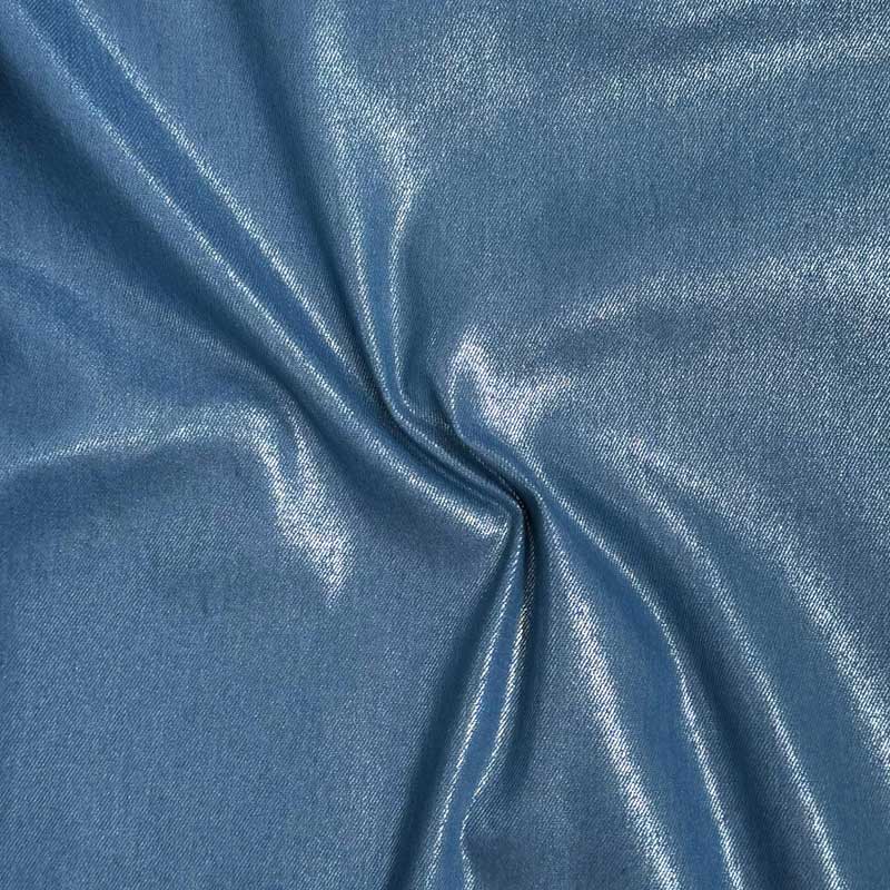 Coated denim med folie print i blå