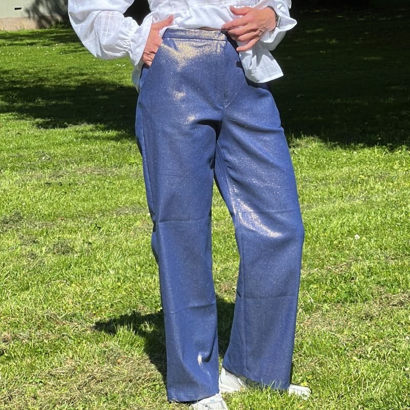 Coated denim med folie print i mørkeblå