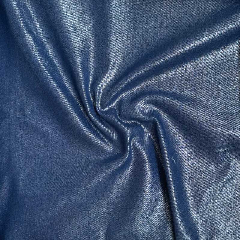 Coated denim med folie print i mørkeblå