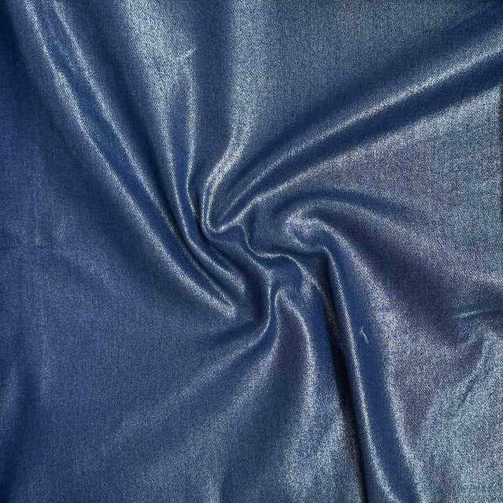 Coated denim med folie print i mørkeblå