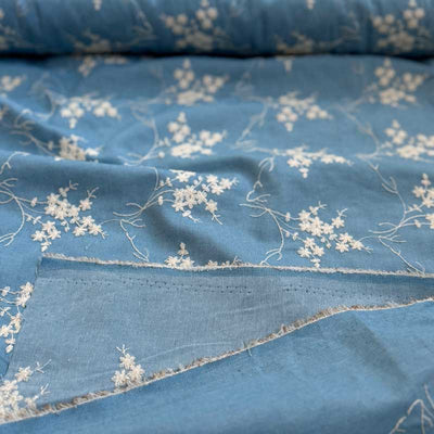 Denim med broderede blomster, lys blå