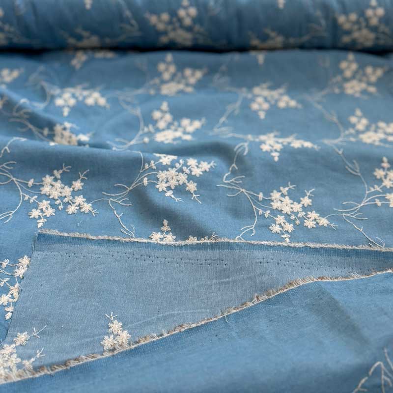 Denim med broderede blomster, lys blå