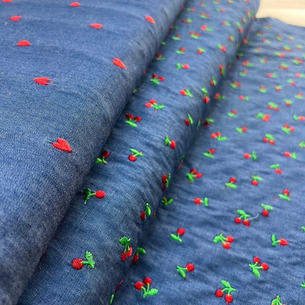 denim med broderede hjerter og kirsebær