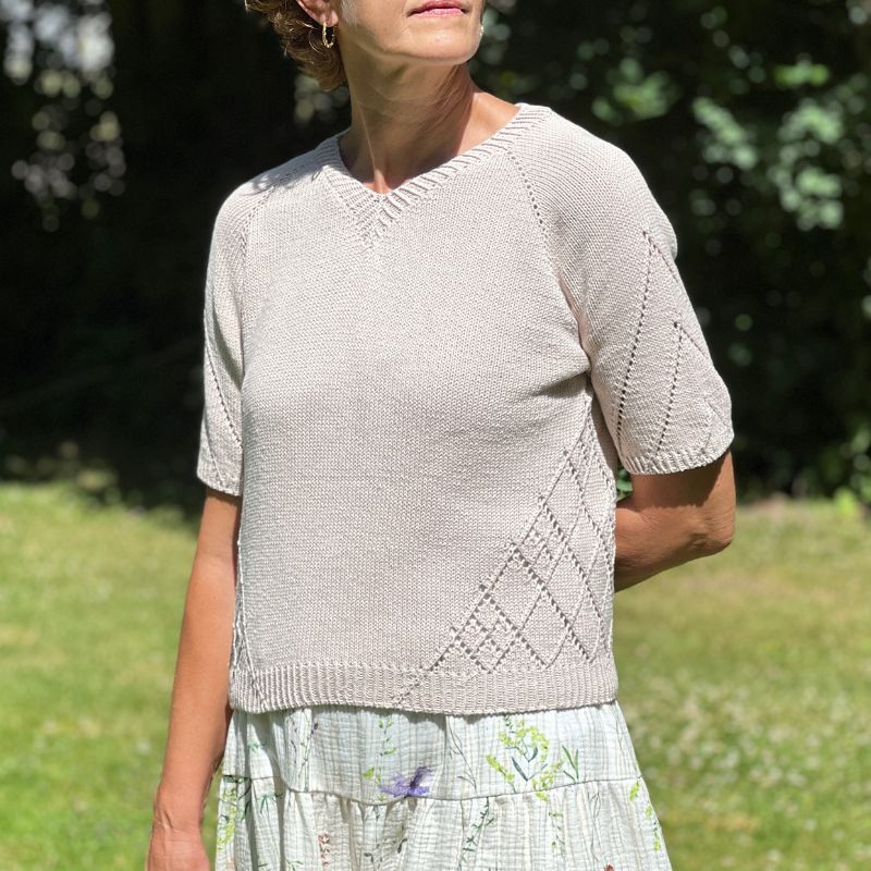 Strikkekit Diamond Line Tee V-neck fra Siersknit i Maja garn