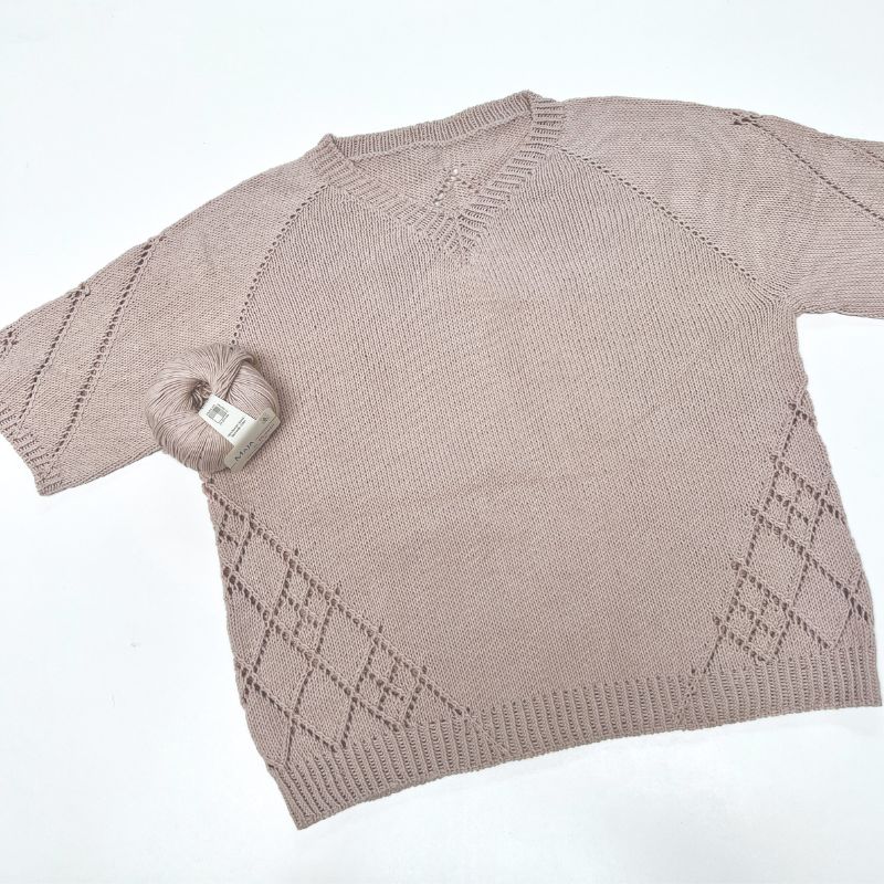 Strikkekit Diamond Line Tee V-neck fra Siersknit i Maja garn Sandfarvet