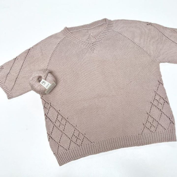 Strikkekit Diamond Line Tee V-neck fra Siersknit i Maja garn Sandfarvet