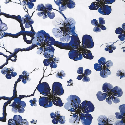 Digital bomuldsjersey med royalblå blomster - KreStoffer