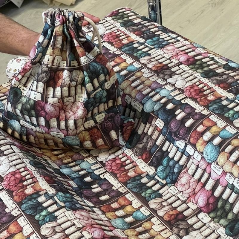 Digital canvas med garn på hylder