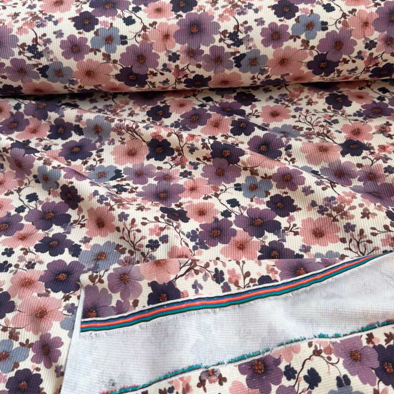 Drop needle rib jersey med blomster i lilla nuancer