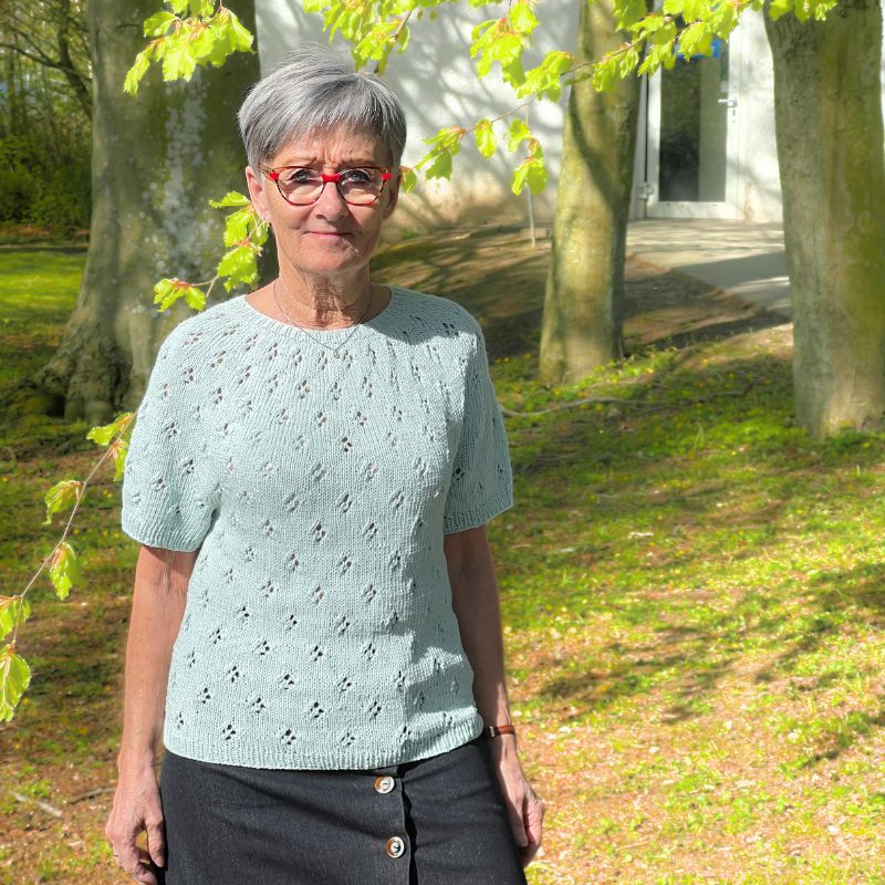 Lone iført Elodie Tee i Line garn fra Sandnes Garn
