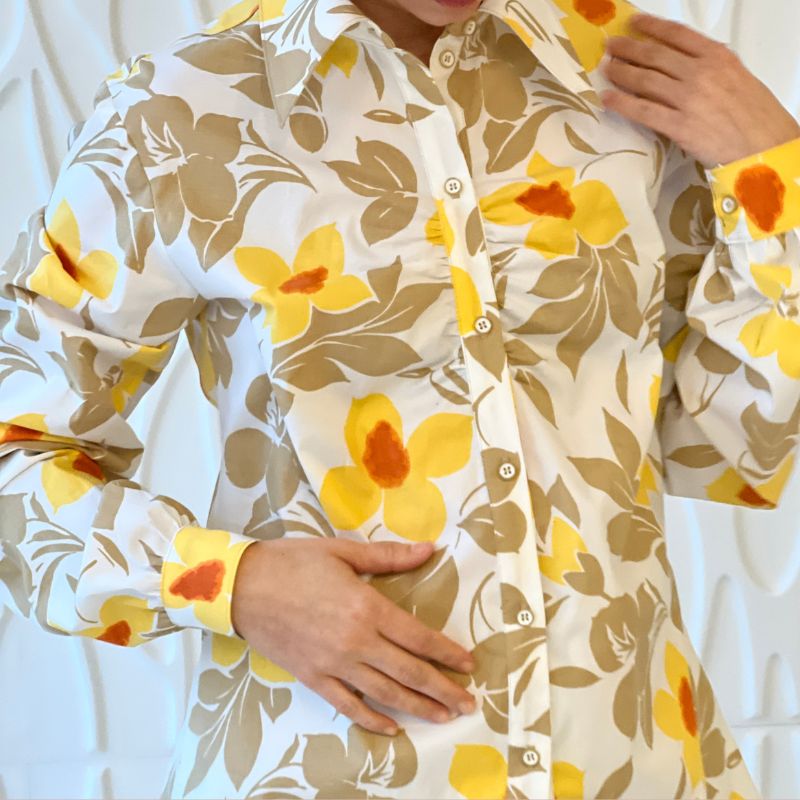 Fast bomuld med stræk og gule blomster