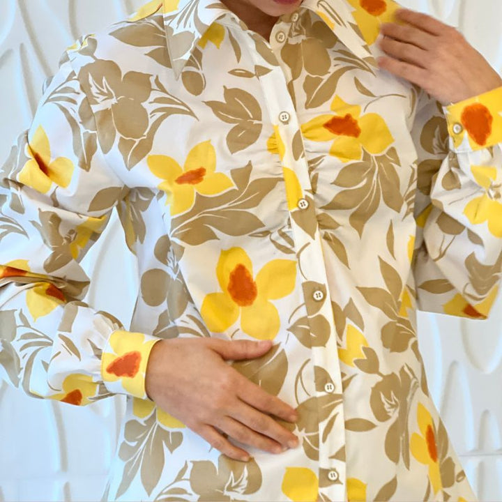 Fast bomuld med stræk og gule blomster