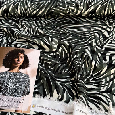 Fast viscose med abstrakt zebra print - KreStoffer