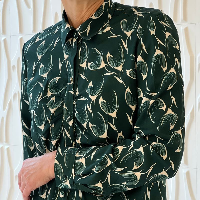 Fast viscose med tegnede blomster