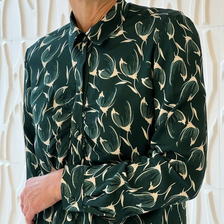 Fast viscose med tegnede blomster