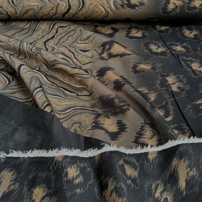 Fast viscose satin med organisk mønster - KreStoffer