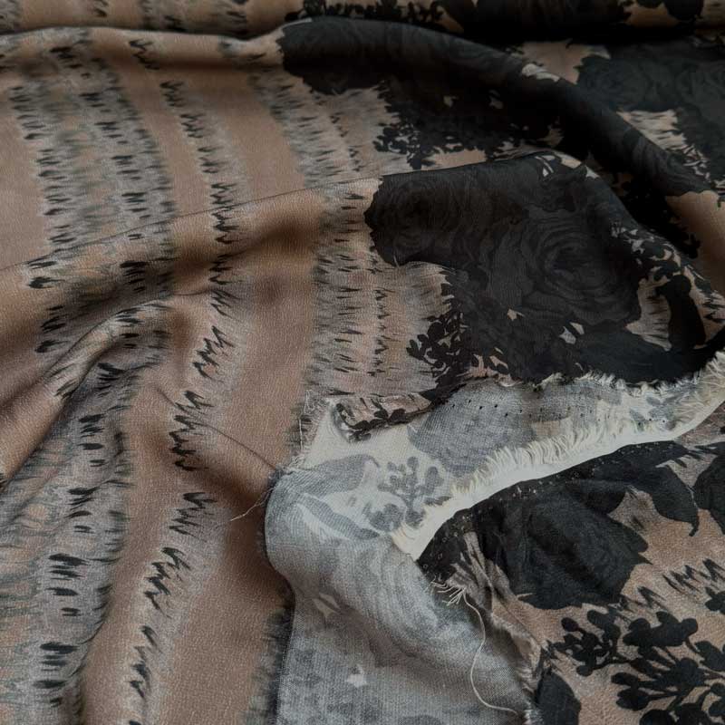 Fast viscose satin med roser i kanten - KreStoffer