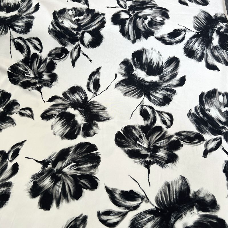 Fast digital viscose med store blomster i hvid