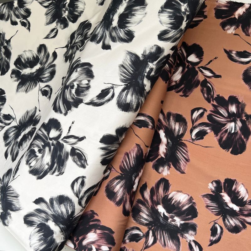 Fast digital viscose med store blomster i hvid