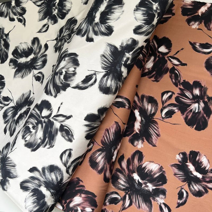 Fast digital viscose med store blomster i hvid