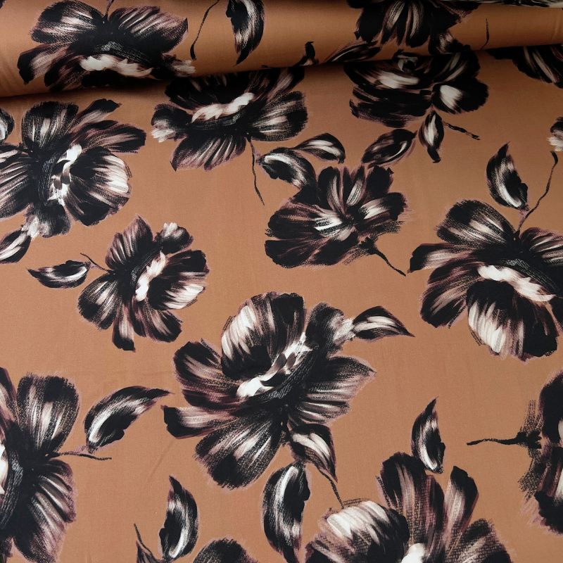 Fast digital viscose med store blomster i mocca mousse