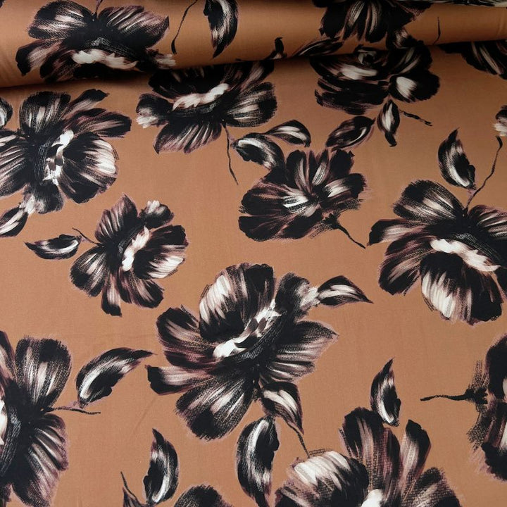 Fast digital viscose med store blomster i mocca mousse