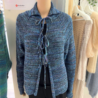 Strikkekit Floral Centerpiece cardigan i Footprints garn fra LANG Yarns