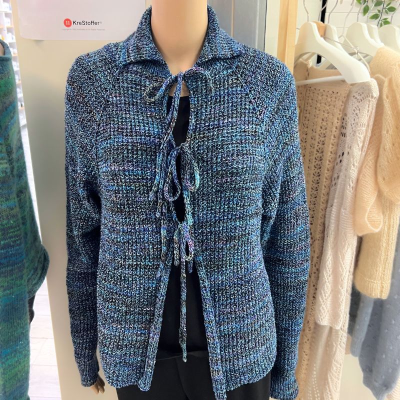 Strikkekit Floral Centerpiece cardigan i Footprints garn fra LANG Yarns