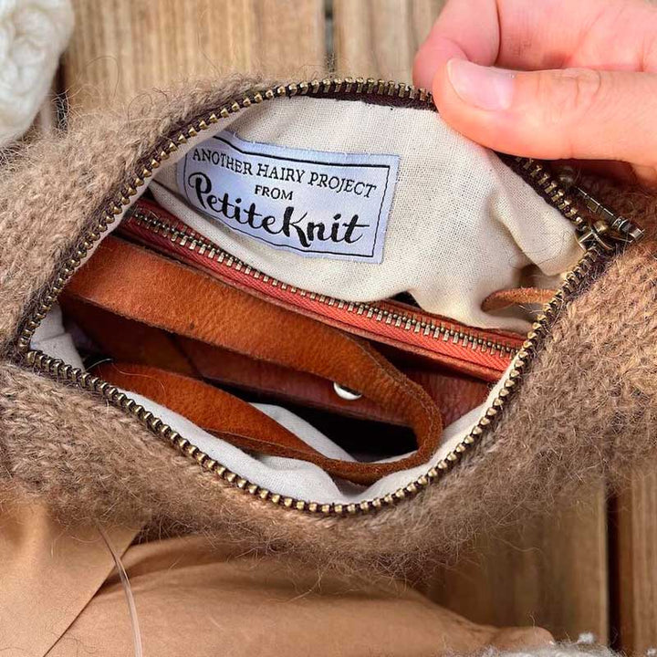 Ubleget foer til lille clutch fra PetiteKnit