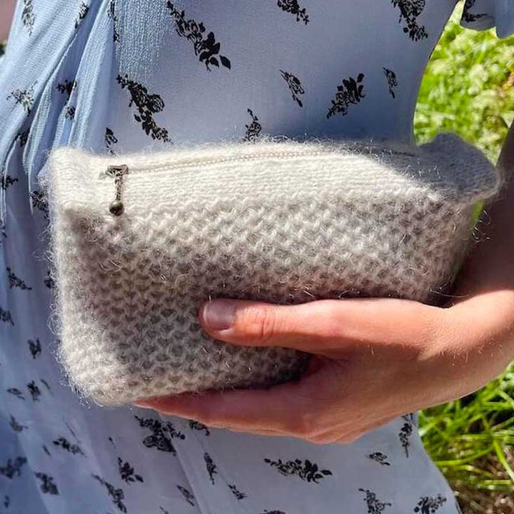Ubleget foer til lille clutch fra PetiteKnit