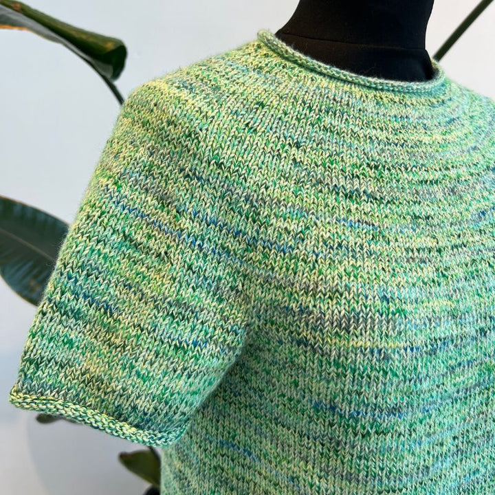 Strikkekit Plain Yoke Tee 20 fra Le Knit i Footprints og Lana Cotton