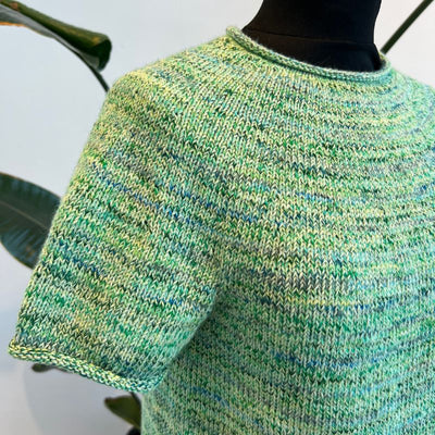 Strikkekit Plain Yoke Tee 20 fra Le Knit i Footprints og Lana Cotton