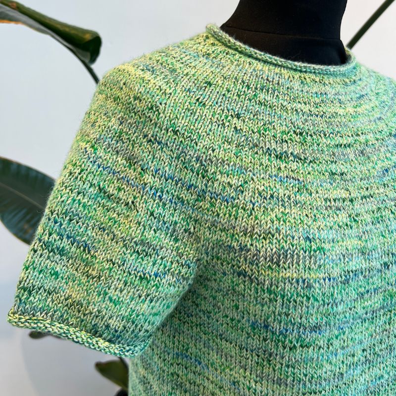 Strikkekit Plain Yoke Tee 20 fra Le Knit i Footprints og Lana Cotton