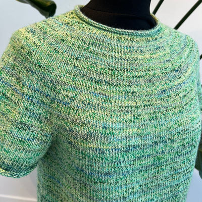 Strikkekit Plain Yoke Tee 20 fra Le Knit i Footprints og Lana Cotton