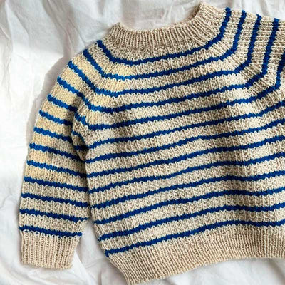 Strikkekit Friday Sweater Baby fra PetiteKnit i Sunday Garn