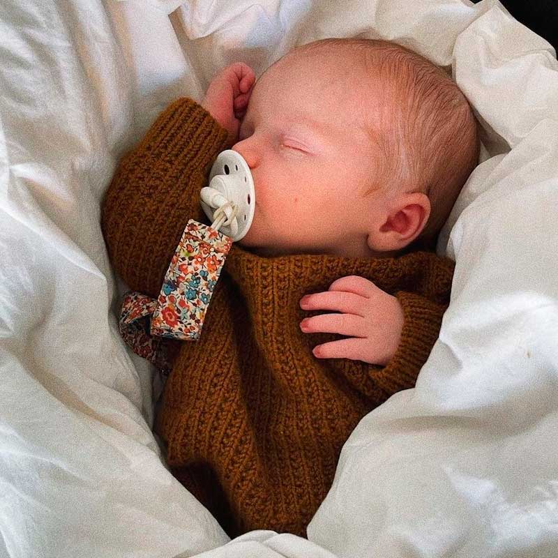 Strikkekit Friday Sweater Baby fra PetiteKnit i Sunday Garn