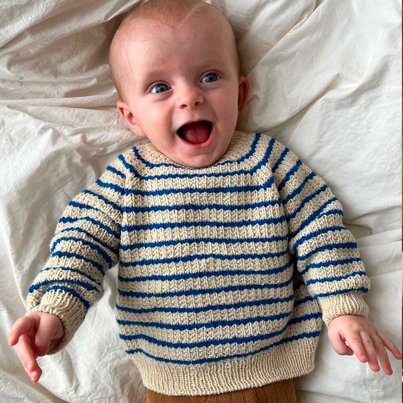 Strikkekit Friday Sweater Baby fra PetiteKnit i Sunday Garn