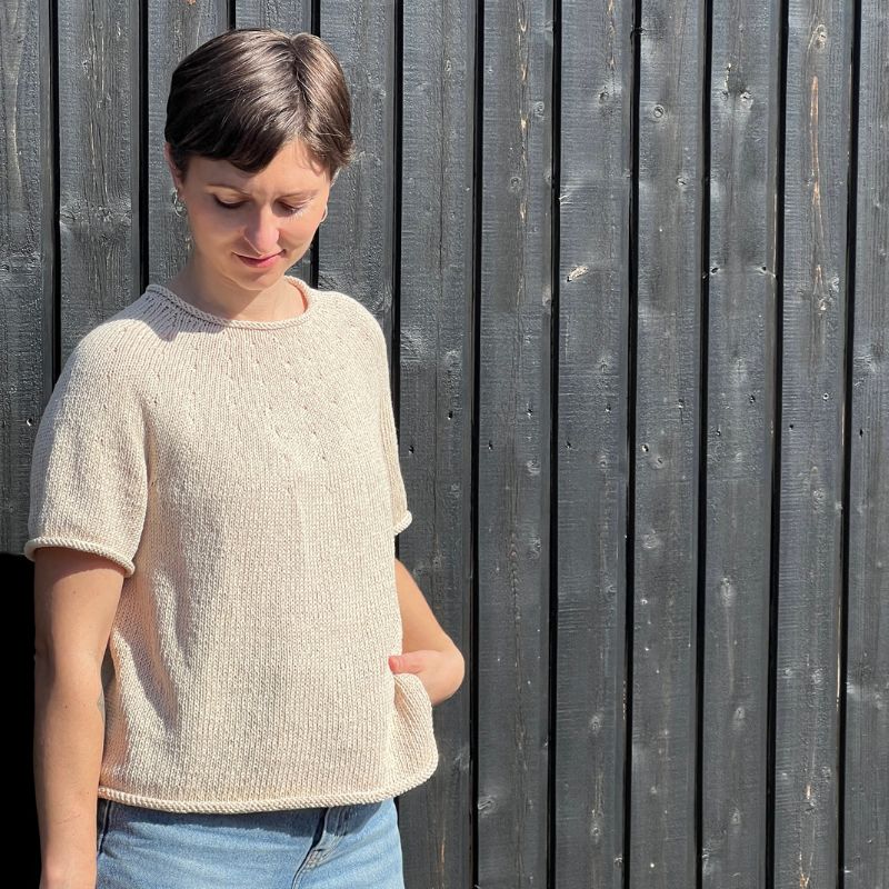 Strikkekit Plain Yoke Tee 20 fra Le Knit i Line garn