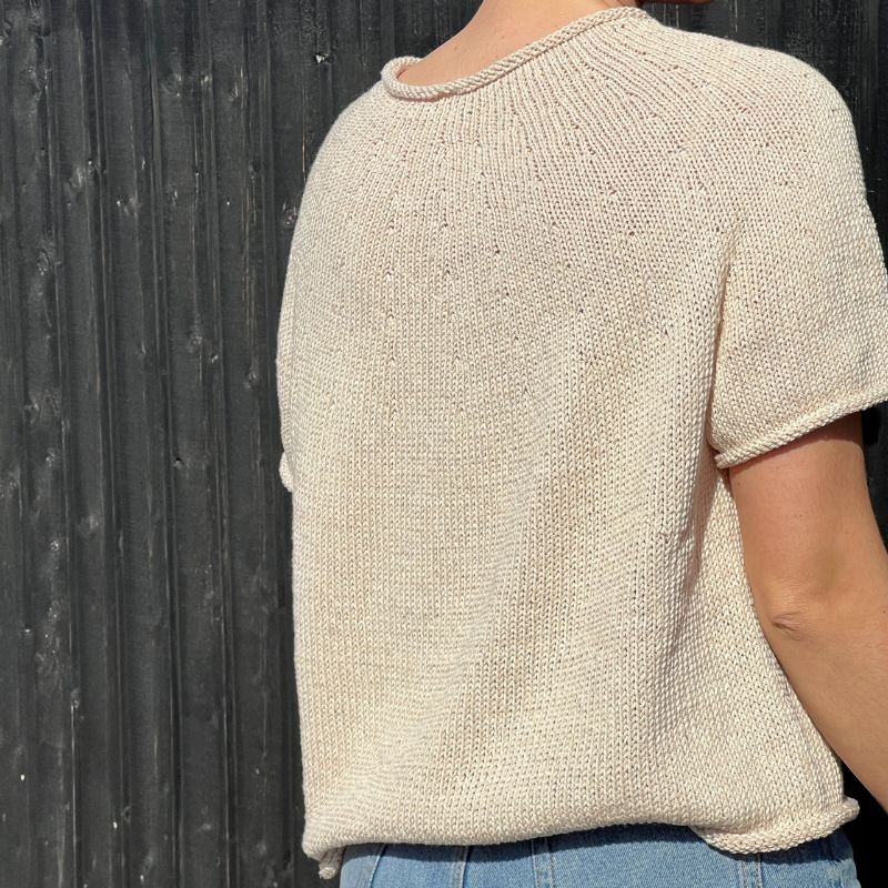 Strikkekit Plain Yoke Tee 20 fra Le Knit i Line garn