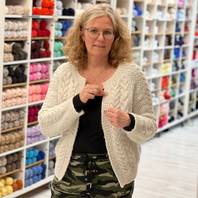 Strikkekit Siri Cardigan fra Le knit i Poppy Garn fra Sandnes