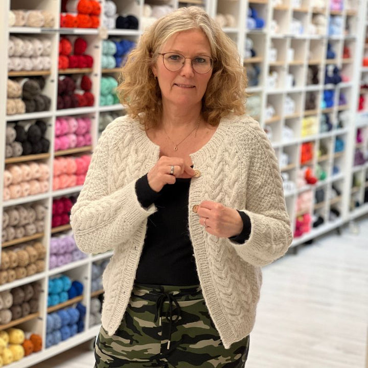 Strikkekit Siri Cardigan fra Le knit i Poppy Garn fra Sandnes