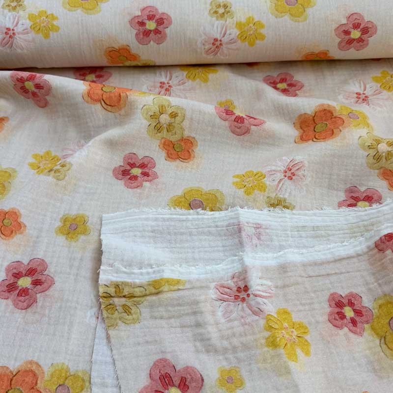 Gauze med blomster på lyserød bund
