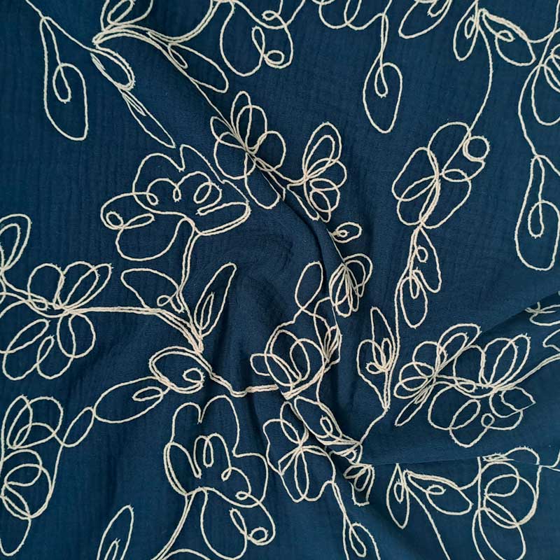 Gauze med broderet blomster blå